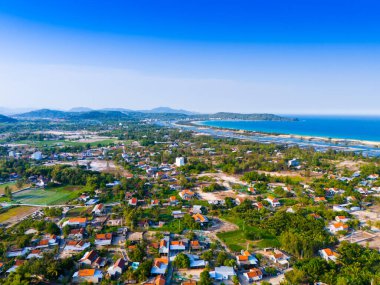 Gün batımında O Loan Lagünü 'nün havadan görünüşü, Phu Yen bölgesi, Vietnam. Seyahat ve manzara konsepti.