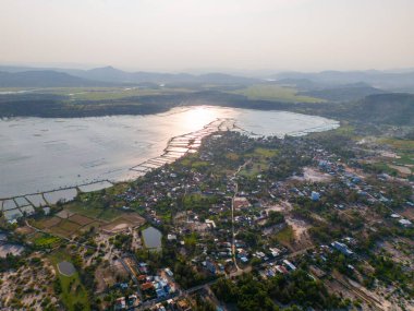 Gün batımında O Loan Lagünü 'nün havadan görünüşü, Phu Yen bölgesi, Vietnam. Seyahat ve manzara konsepti.
