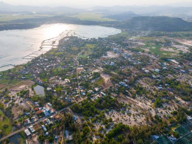 Gün batımında O Loan Lagünü 'nün havadan görünüşü, Phu Yen bölgesi, Vietnam. Seyahat ve manzara konsepti.