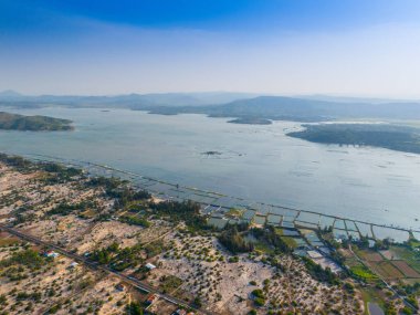 Gün batımında O Loan Lagünü 'nün havadan görünüşü, Phu Yen bölgesi, Vietnam. Seyahat ve manzara konsepti.