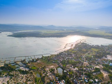 Gün batımında O Loan Lagünü 'nün havadan görünüşü, Phu Yen bölgesi, Vietnam. Seyahat ve manzara konsepti.