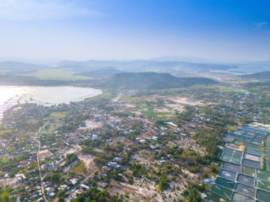 Gün batımında O Loan Lagünü 'nün havadan görünüşü, Phu Yen bölgesi, Vietnam. Seyahat ve manzara konsepti.