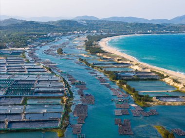 Gün batımında O Loan Lagünü 'nün havadan görünüşü, Phu Yen bölgesi, Vietnam. Seyahat ve manzara konsepti.