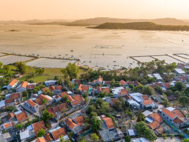 Gün batımında O Loan gölünün yanındaki huzurlu bir köyün hava manzarası, Phu Yen bölgesi, Vietnam. Seyahat ve manzara konsepti.