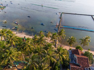 Gün batımında O Loan gölünün yanındaki huzurlu bir köyün hava manzarası, Phu Yen bölgesi, Vietnam. Seyahat ve manzara konsepti.