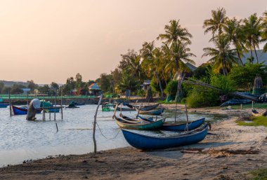 Günbatımında O Loan lagünbatımında Phu Yen, Vietnam 'da geleneksel tekneler. Seyahat ve manzara konsepti