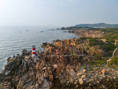 Ganh Den Deniz Feneri manzarası, Phu Yen. Burası Vietnam 'ın ünlü bir turistik mekanıdır. Seyahat ve manzara konsepti.
