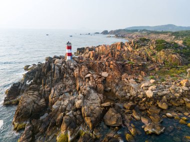 Ganh Den Deniz Feneri manzarası, Phu Yen. Burası Vietnam 'ın ünlü bir turistik mekanıdır. Seyahat ve manzara konsepti.