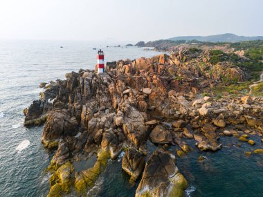 Ganh Den Deniz Feneri manzarası, Phu Yen. Burası Vietnam 'ın ünlü bir turistik mekanıdır. Seyahat ve manzara konsepti.