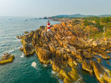 Ganh Den Deniz Feneri manzarası, Phu Yen. Burası Vietnam 'ın ünlü bir turistik mekanıdır. Seyahat ve manzara konsepti.