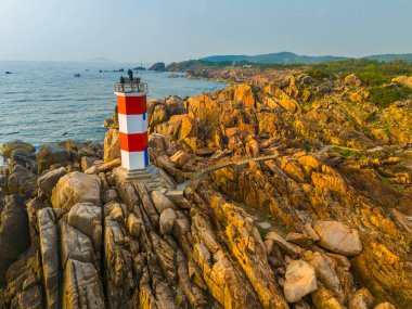 Ganh Den Deniz Feneri manzarası, Phu Yen. Burası Vietnam 'ın ünlü bir turistik mekanıdır. Seyahat ve manzara konsepti.