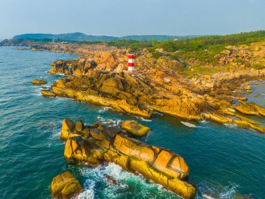 Ganh Den Deniz Feneri manzarası, Phu Yen. Burası Vietnam 'ın ünlü bir turistik mekanıdır. Seyahat ve manzara konsepti.
