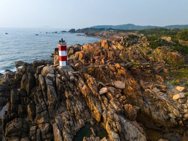 Ganh Den Deniz Feneri manzarası, Phu Yen. Burası Vietnam 'ın ünlü bir turistik mekanıdır. Seyahat ve manzara konsepti.