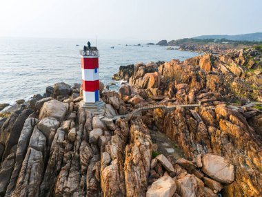 Ganh Den Deniz Feneri manzarası, Phu Yen. Burası Vietnam 'ın ünlü bir turistik mekanıdır. Seyahat ve manzara konsepti.