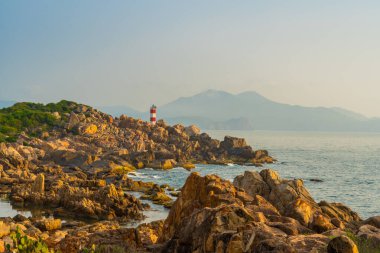 Ganh Den Deniz Feneri manzarası, Phu Yen. Burası Vietnam 'ın ünlü bir turistik mekanıdır. Seyahat ve manzara konsepti.