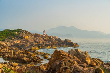 Ganh Den Deniz Feneri manzarası, Phu Yen. Burası Vietnam 'ın ünlü bir turistik mekanıdır. Seyahat ve manzara konsepti.