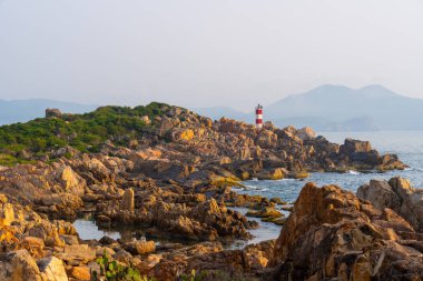 Ganh Den Deniz Feneri manzarası, Phu Yen. Burası Vietnam 'ın ünlü bir turistik mekanıdır. Seyahat ve manzara konsepti.