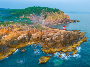 Ganh Den Deniz Feneri manzarası, Phu Yen. Burası Vietnam 'ın ünlü bir turistik mekanıdır. Seyahat ve manzara konsepti.