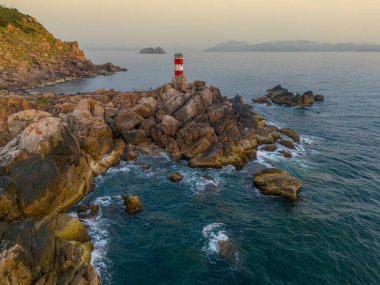 Ganh Den Deniz Feneri manzarası, Phu Yen. Burası Vietnam 'ın ünlü bir turistik mekanıdır. Seyahat ve manzara konsepti.