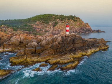 Ganh Den Deniz Feneri manzarası, Phu Yen. Burası Vietnam 'ın ünlü bir turistik mekanıdır. Seyahat ve manzara konsepti.