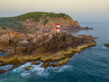 Ganh Den Deniz Feneri manzarası, Phu Yen. Burası Vietnam 'ın ünlü bir turistik mekanıdır. Seyahat ve manzara konsepti.