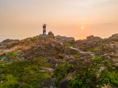 Ganh Den Deniz Feneri manzarası, Phu Yen. Burası Vietnam 'ın ünlü bir turistik mekanıdır. Seyahat ve manzara konsepti.