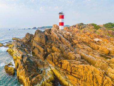 Ganh Den Deniz Feneri manzarası, Phu Yen. Burası Vietnam 'ın ünlü bir turistik mekanıdır. Seyahat ve manzara konsepti.
