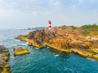 Ganh Den Deniz Feneri manzarası, Phu Yen. Burası Vietnam 'ın ünlü bir turistik mekanıdır. Seyahat ve manzara konsepti.