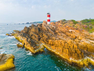 Ganh Den Deniz Feneri manzarası, Phu Yen. Burası Vietnam 'ın ünlü bir turistik mekanıdır. Seyahat ve manzara konsepti.