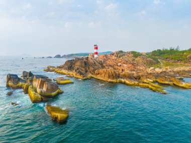 Ganh Den Deniz Feneri manzarası, Phu Yen. Burası Vietnam 'ın ünlü bir turistik mekanıdır. Seyahat ve manzara konsepti.