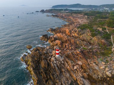 Ganh Den Deniz Feneri manzarası, Phu Yen. Burası Vietnam 'ın ünlü bir turistik mekanıdır. Seyahat ve manzara konsepti.