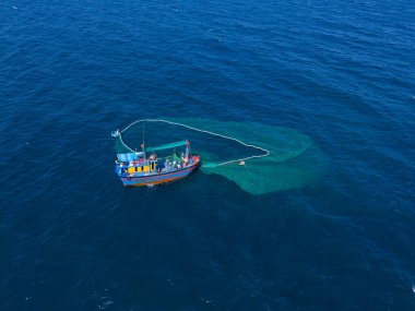 Geleneksel ahşap tekne ve balıkçıların hava manzarası Yen Adası, Phu Yen vilayeti, Vietnam 'da ançüez avlamakta. Seyahat ve manzara konsepti