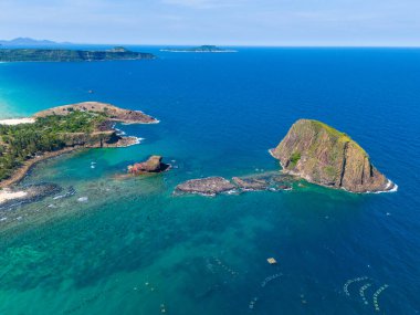 Hon Yen Adası 'nın havadan görünüşü, Phu Yen bölgesi, Vietnam. Seyahat ve manzara konsepti