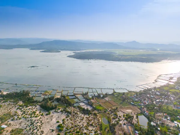 Gün batımında O Loan Lagünü 'nün havadan görünüşü, Phu Yen bölgesi, Vietnam. Seyahat ve manzara konsepti.
