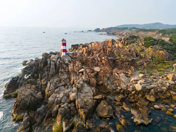Ganh Den Deniz Feneri manzarası, Phu Yen. Burası Vietnam 'ın ünlü bir turistik mekanıdır. Seyahat ve manzara konsepti.
