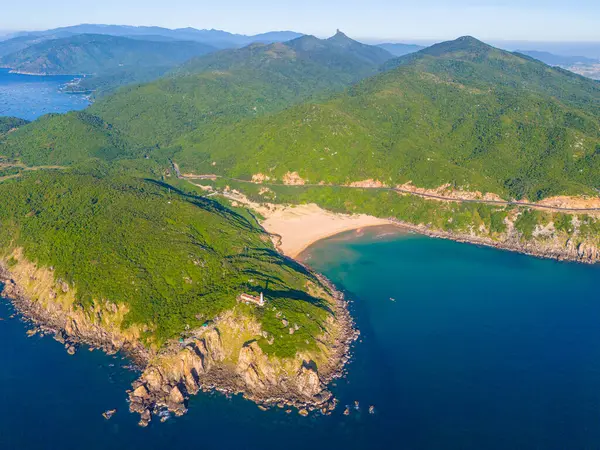 Dai Lanh Deniz Feneri Havalimanı, Phu Yen bölgesi. Burası anakarada güneş alan ilk yer olarak kabul edilir. Seyahat ve manzara konsepti