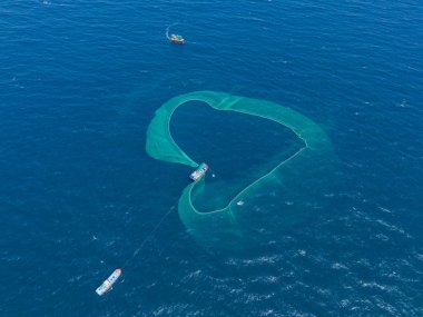 Geleneksel ahşap tekne ve balıkçıların hava manzarası Yen Adası, Phu Yen vilayeti, Vietnam 'da ançüez avlamakta. Seyahat ve manzara konsepti