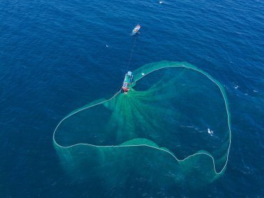 Geleneksel ahşap tekne ve balıkçıların hava manzarası Yen Adası, Phu Yen vilayeti, Vietnam 'da ançüez avlamakta. Seyahat ve manzara konsepti