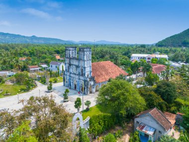 Phu Yen vilayeti, Vietnam - Nisan 04, 2024: Phu Yen vilayetindeki Mang Lang Katolik Kilisesi 'nin havadan görünüşü, Vietnam. Seyahat ve manzara konsepti