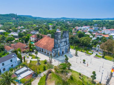 Phu Yen vilayeti, Vietnam - Nisan 04, 2024: Phu Yen vilayetindeki Mang Lang Katolik Kilisesi 'nin havadan görünüşü, Vietnam. Seyahat ve manzara konsepti