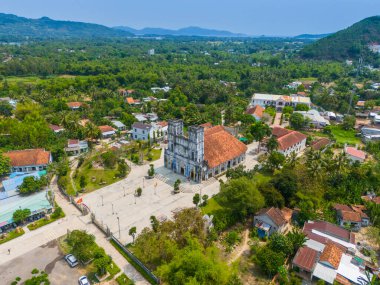 Phu Yen vilayeti, Vietnam - Nisan 04, 2024: Phu Yen vilayetindeki Mang Lang Katolik Kilisesi 'nin havadan görünüşü, Vietnam. Seyahat ve manzara konsepti