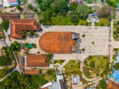 Phu Yen vilayeti, Vietnam - Nisan 04, 2024: Phu Yen vilayetindeki Mang Lang Katolik Kilisesi 'nin havadan görünüşü, Vietnam. Seyahat ve manzara konsepti