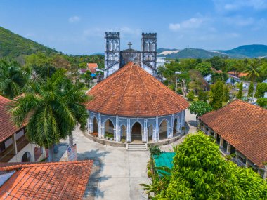 Phu Yen vilayeti, Vietnam - Nisan 04, 2024: Phu Yen vilayetindeki Mang Lang Katolik Kilisesi 'nin havadan görünüşü, Vietnam. Seyahat ve manzara konsepti