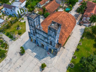 Phu Yen vilayeti, Vietnam - Nisan 04, 2024: Phu Yen vilayetindeki Mang Lang Katolik Kilisesi 'nin havadan görünüşü, Vietnam. Seyahat ve manzara konsepti