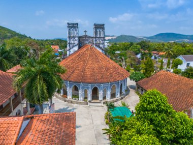 Phu Yen vilayeti, Vietnam - Nisan 04, 2024: Phu Yen vilayetindeki Mang Lang Katolik Kilisesi 'nin havadan görünüşü, Vietnam. Seyahat ve manzara konsepti