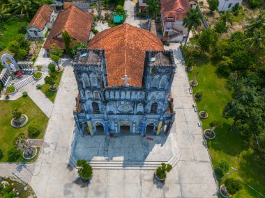 Phu Yen vilayeti, Vietnam - Nisan 04, 2024: Phu Yen vilayetindeki Mang Lang Katolik Kilisesi 'nin havadan görünüşü, Vietnam. Seyahat ve manzara konsepti