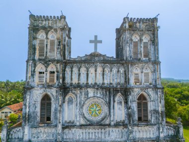 Phu Yen vilayeti, Vietnam - Nisan 04, 2024: Phu Yen vilayetindeki Mang Lang Katolik Kilisesi 'nin havadan görünüşü, Vietnam. Seyahat ve manzara konsepti
