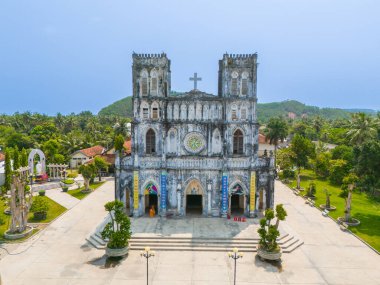 Phu Yen vilayeti, Vietnam - Nisan 04, 2024: Phu Yen vilayetindeki Mang Lang Katolik Kilisesi 'nin havadan görünüşü, Vietnam. Seyahat ve manzara konsepti