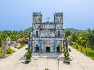 Phu Yen vilayeti, Vietnam - Nisan 04, 2024: Phu Yen vilayetindeki Mang Lang Katolik Kilisesi 'nin havadan görünüşü, Vietnam. Seyahat ve manzara konsepti
