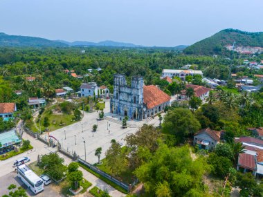 Phu Yen vilayeti, Vietnam - Nisan 04, 2024: Phu Yen vilayetindeki Mang Lang Katolik Kilisesi 'nin havadan görünüşü, Vietnam. Seyahat ve manzara konsepti